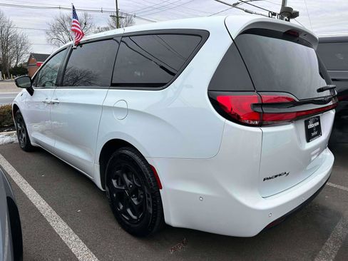 Used 2024 Chrysler Pacifica Limited image 4
