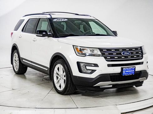 Used 2017 Ford Explorer XLT w/ Equipment Group 202A AWD/4WD image 13