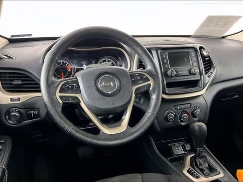 Used 2016 Jeep Cherokee Sport FWD image 3