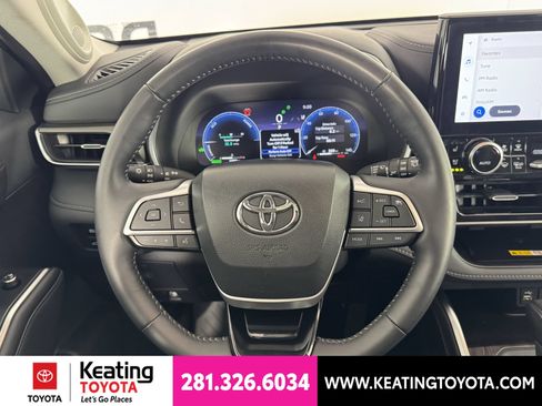 Certified 2024 Toyota Highlander Limited AWD/4WD image 31