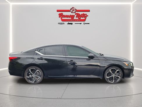 Used 2023 Nissan Altima 2.5 SR w/ SR Premium Package FWD image 6