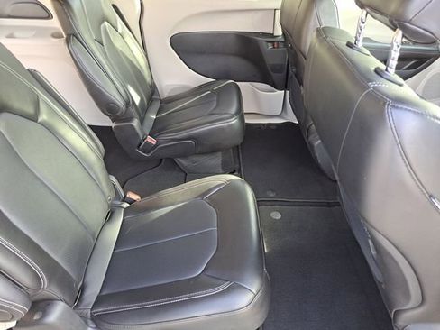 Used 2024 Chrysler Pacifica Touring-L image 24