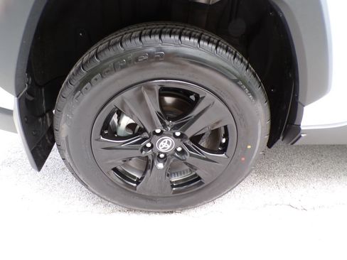 Used 2024 Toyota RAV4 XLE w/ Convenience Package FWD image 22