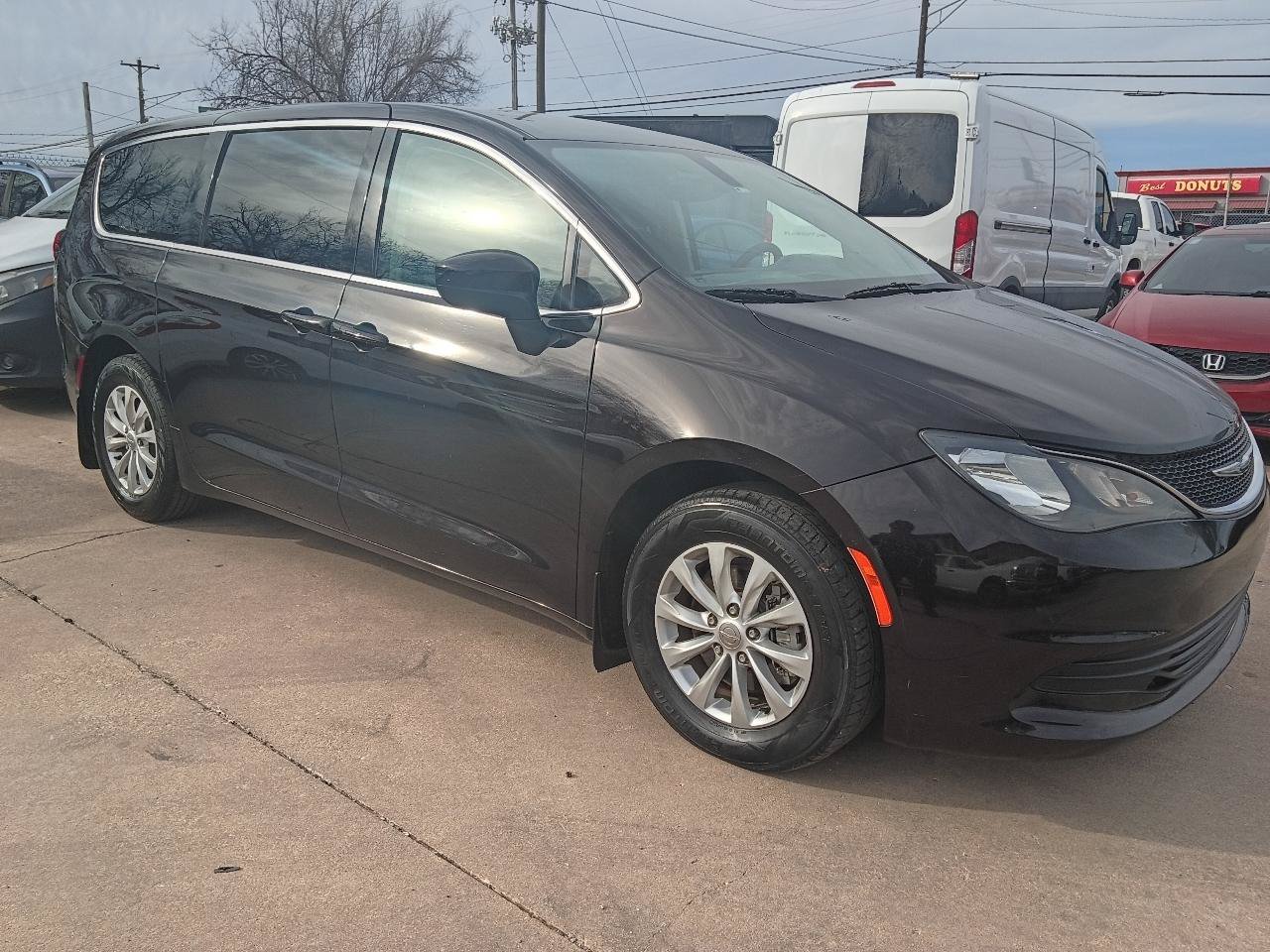 Used 2017 Chrysler Pacifica Touring w/ Tire & Wheel Group FWD image 3