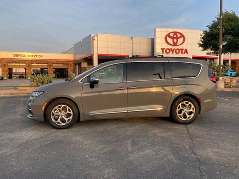 Used 2023 Chrysler Pacifica Limited image 8