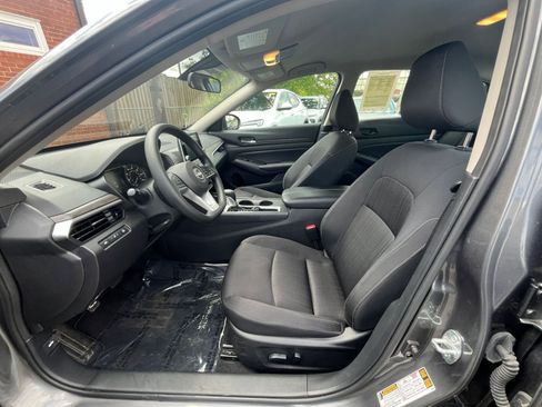 Used 2025 Nissan Altima 2.5 SV FWD image 25