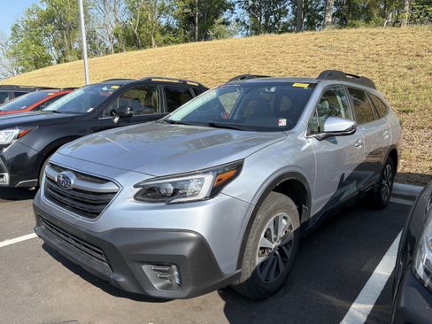 Used 2022 Subaru Outback Premium AWD/4WD image 3