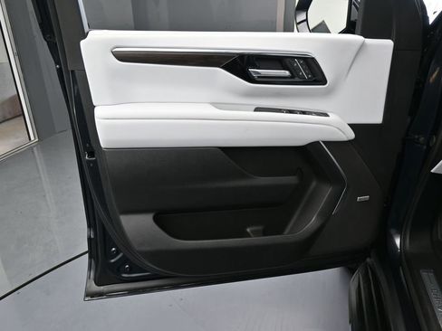 New 2025 Chevrolet Suburban Premier image 13