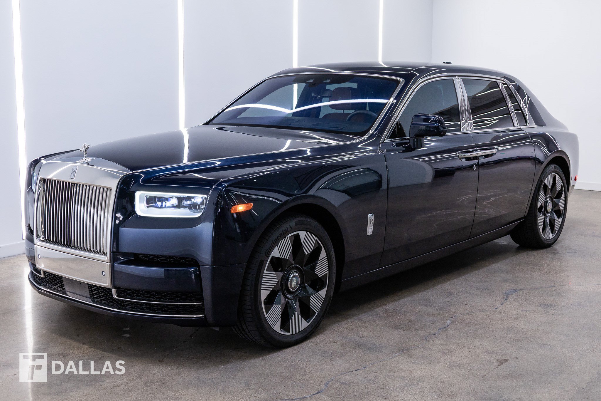 Used 2020 Rolls-Royce Phantom Sedan RWD image 2