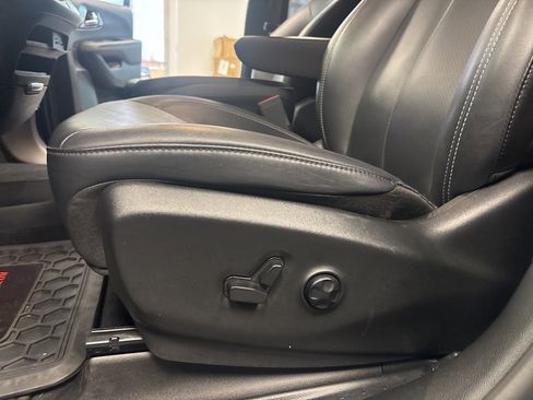 Used 2025 Chrysler Pacifica Select image 26