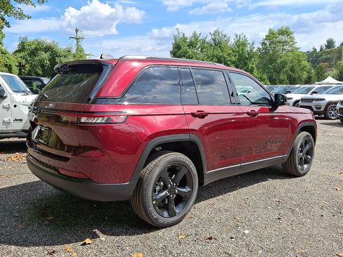 New 2025 Jeep Grand Cherokee Altitude image 4