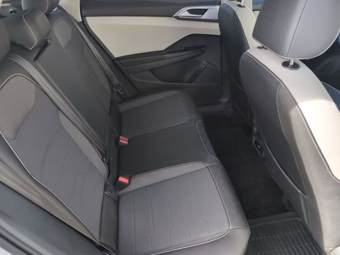 Used 2025 Volkswagen Taos SE image 15