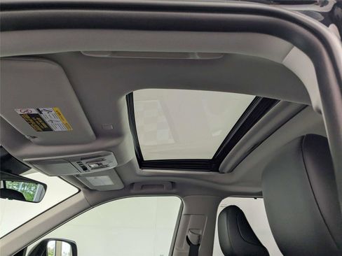 Used 2021 Toyota Highlander XLE image 17