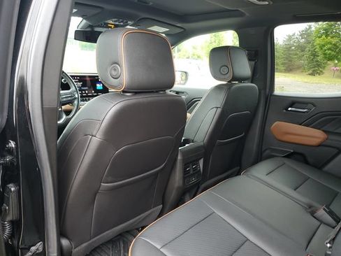 Used 2023 GMC Canyon AT4 w/ AT4 Premium Package AWD/4WD image 9