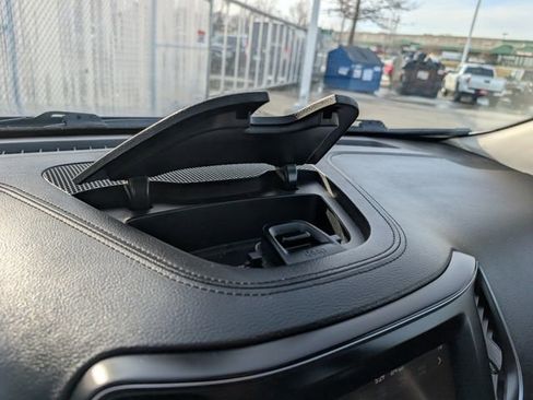 Used 2019 Jeep Cherokee Latitude Plus w/ Comfort/Convenience Group image 18