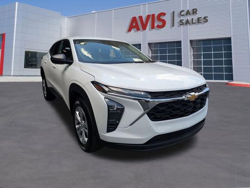 Used 2025 Chevrolet Trax LS FWD image 3