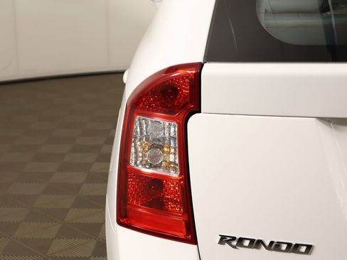 Used 2007 Kia Rondo LX w/ Convenience Pkg image 10