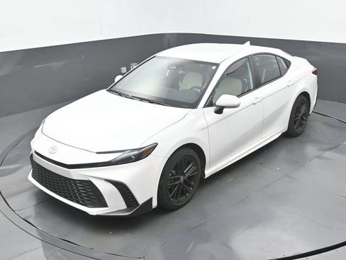 Used 2025 Toyota Camry SE FWD image 16
