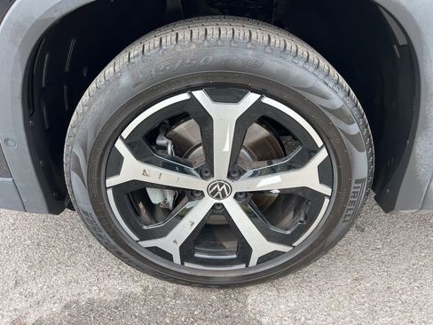 Used 2025 Volkswagen Tiguan SE w/ Panoramic Sunroof Package image 7