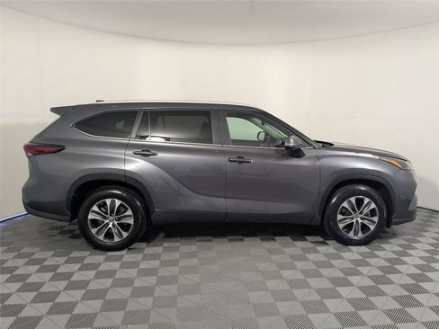 Certified 2024 Toyota Highlander XLE image 24