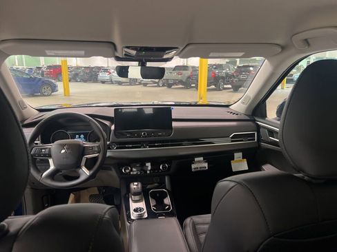 New 2025 Mitsubishi Outlander SE image 17