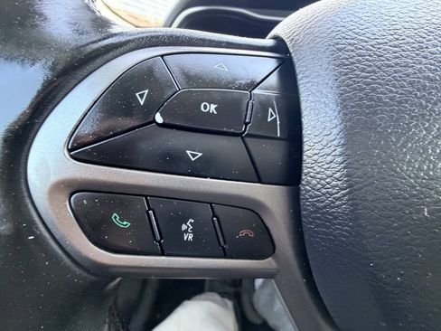 Used 2019 Jeep Cherokee Latitude Plus w/ Cold Weather Group AWD/4WD image 11