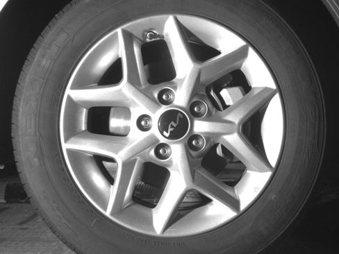 Used 2025 Kia Soul LX w/ LX Technology Package FWD image 13