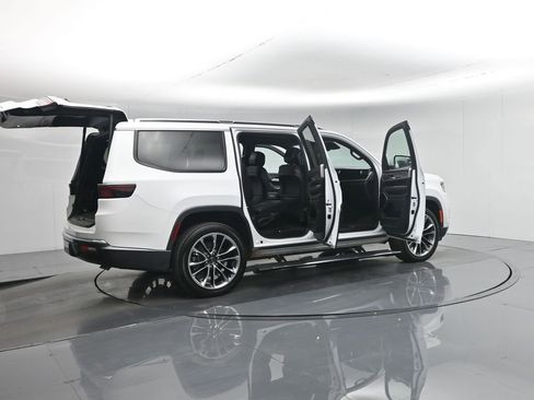 Used 2022 Jeep Wagoneer Series III w/ Premium Group I image 5