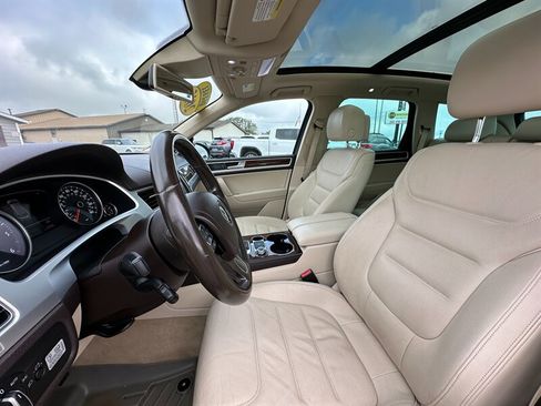Used 2015 Volkswagen Touareg Sport image 30