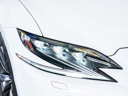 Used 2018 Lexus LS 500 F Sport w/ Accessory Package (Z2) image 19