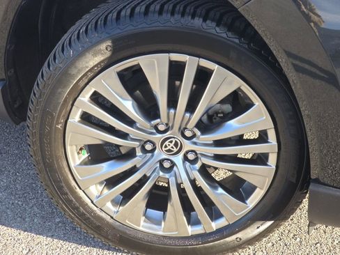 Used 2023 Toyota Venza Limited image 13