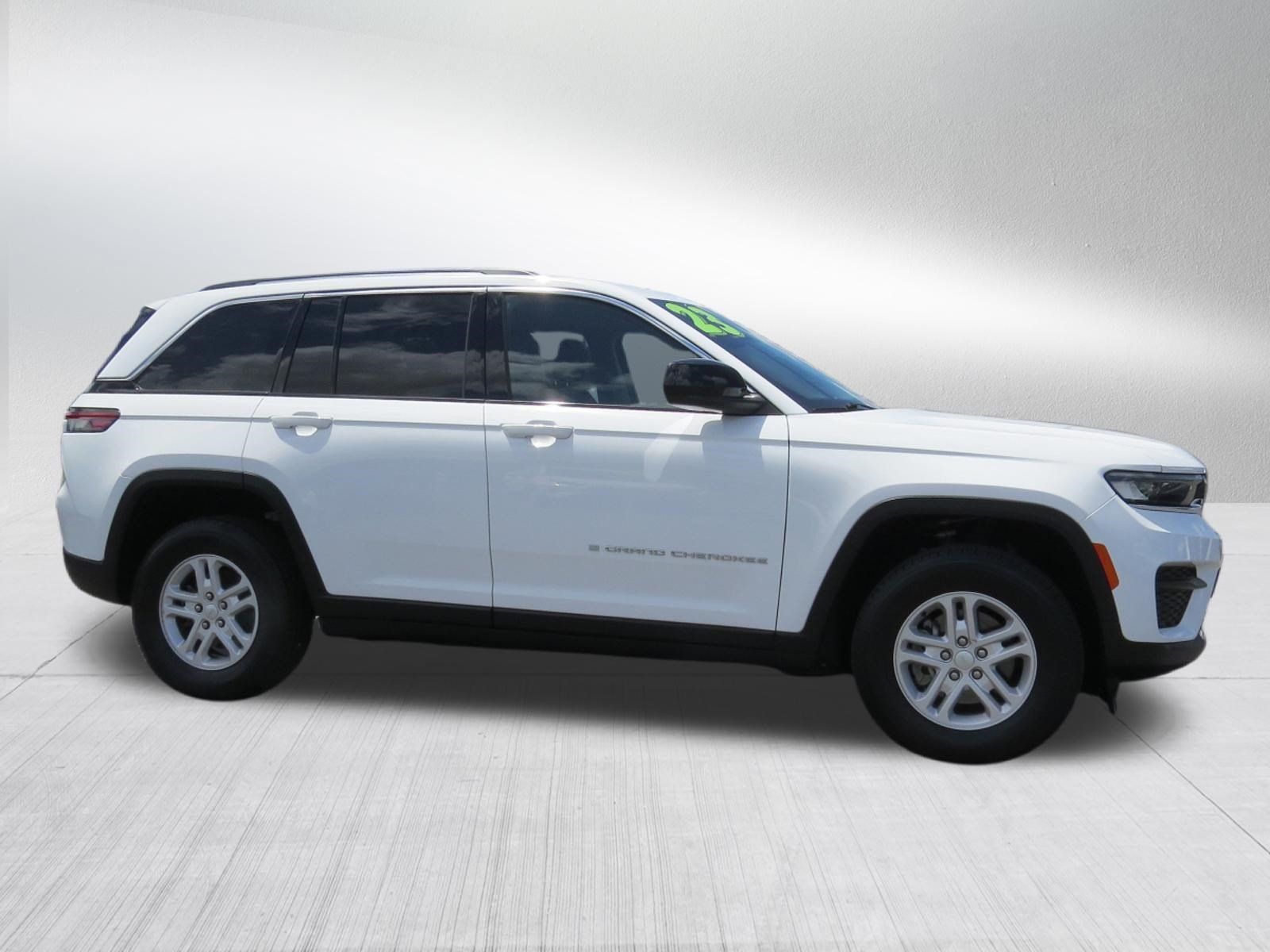 Used 2023 Jeep Grand Cherokee Laredo AWD/4WD image 2