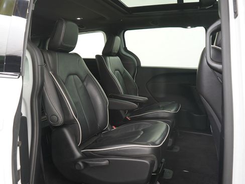 Used 2022 Chrysler Pacifica Limited w/ S Appearance Package image 14