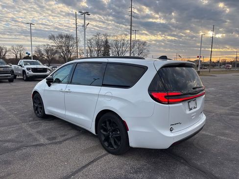 Used 2025 Chrysler Pacifica Limited FWD image 3