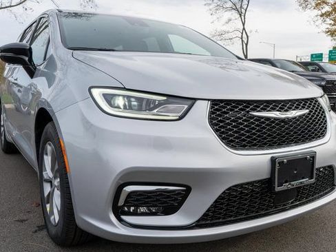 New 2026 Chrysler Pacifica Limited w/ Uconnect Theater Family Group FWD image 4