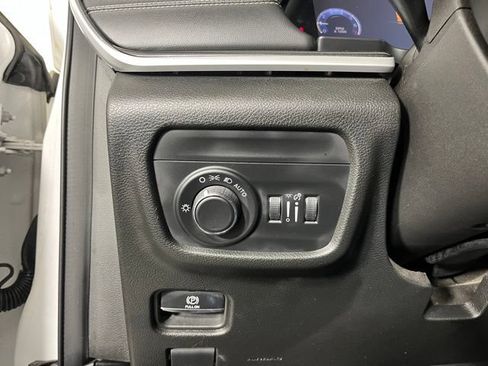 Used 2023 Jeep Grand Cherokee Altitude AWD/4WD image 16