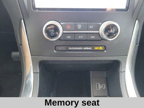 Used 2024 Ford Edge Titanium image 8