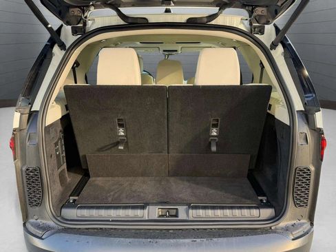 Used 2025 Land Rover Discovery S image 23