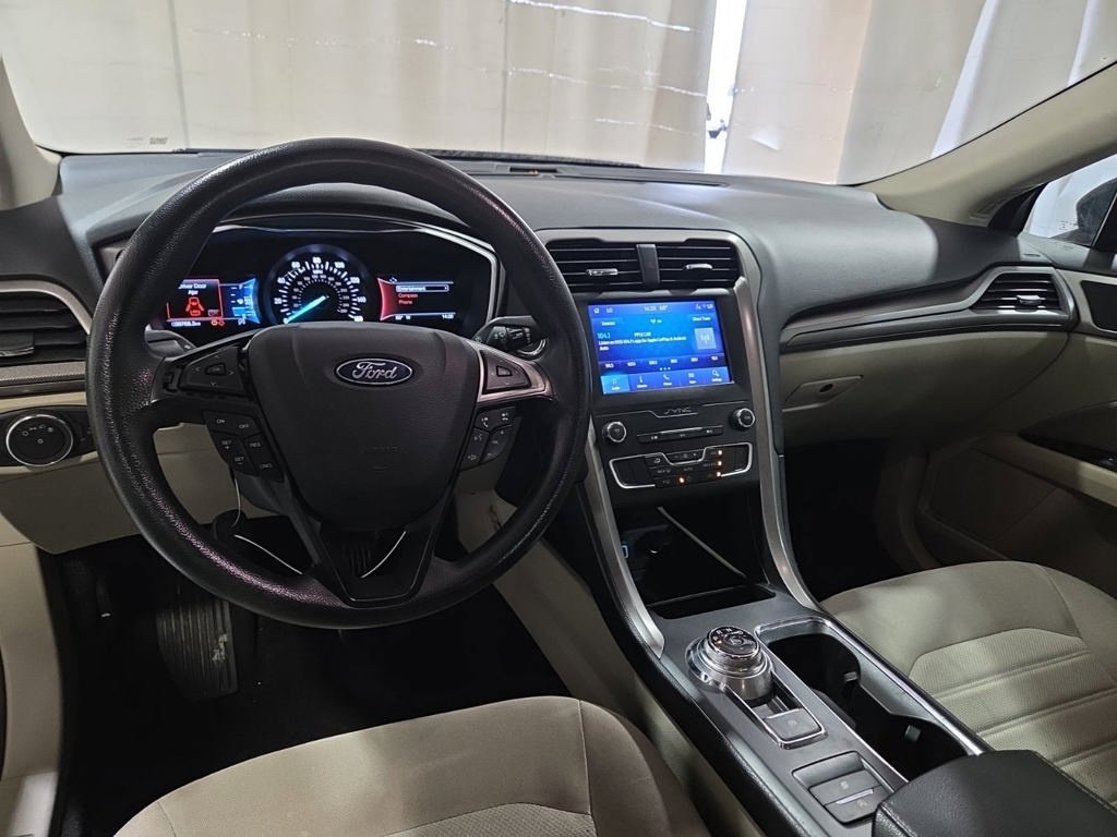 Used 2020 Ford Fusion SE FWD image 6