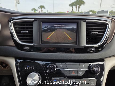 Used 2023 Chrysler Voyager LX image 9