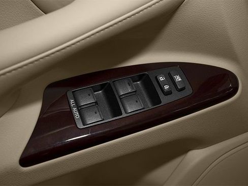Used 2013 Lexus LX 570 4WD w/ Luxury Pkg w/Pre-crash image 19