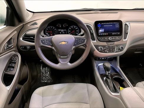 Used 2021 Chevrolet Malibu LT FWD image 4