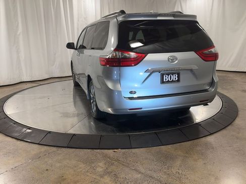 Used 2020 Toyota Sienna Limited image 7