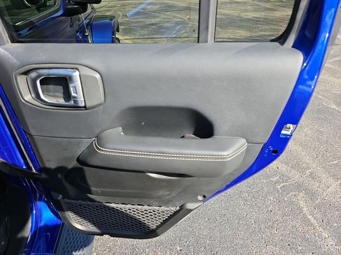 Used 2018 Jeep Wrangler Unlimited Sahara AWD/4WD image 16