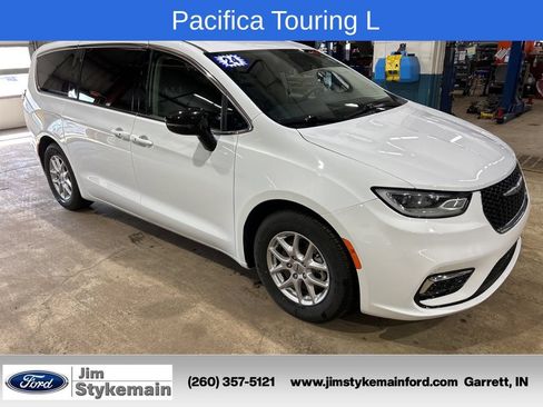Used 2024 Chrysler Pacifica Touring-L FWD image 9