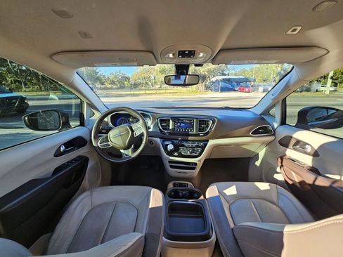 Used 2019 Chrysler Pacifica Touring-L FWD image 8