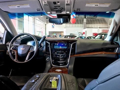 Used 2016 Cadillac Escalade Luxury AWD/4WD image 28