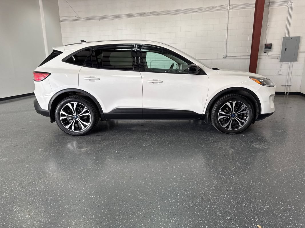 Used 2021 Ford Escape SE w/ SE Sport Appearance Package AWD/4WD image 3