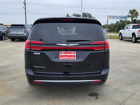 Used 2025 Chrysler Pacifica Select image 4
