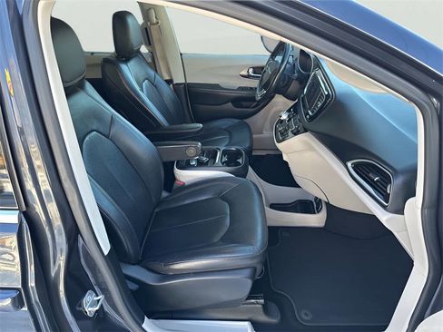 Used 2020 Chrysler Pacifica Touring-L image 19